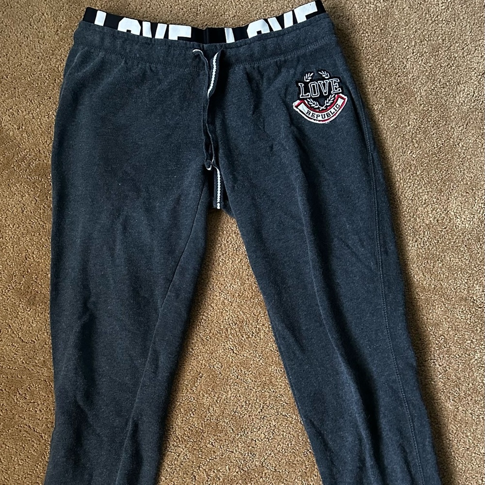 Sweatpants
No rips, tears or stains
In good condition 
Feel free to make offers!